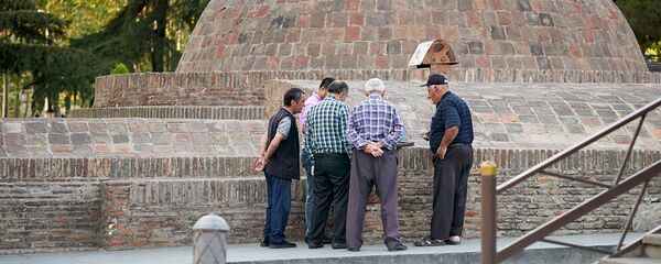 Пожилые безработные и таксисты у серных бань - Sputnik Грузия