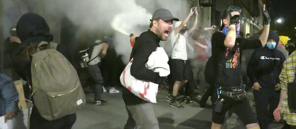 პროტესტი აშშ-ში: როგორ ცდილობენ ამერიკელები რუსეთზე დანაშაულის გადაბრალებას პროტესტი აშშ-ში: როგორ ცდილობენ ამერიკელები რუსეთზე დანაშაულის გადაბრალებას - Sputnik საქართველო