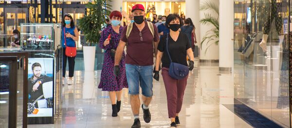 Покупатели в масках в торговом центре. Снятие ограничений и открытие магазинов, кафе и ресторанов в столице Грузии - Sputnik Грузия