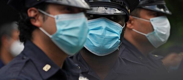 Полицейские стоят в оцеплении во время протеста на одной из улиц Нью-Йорка - Sputnik Грузия
