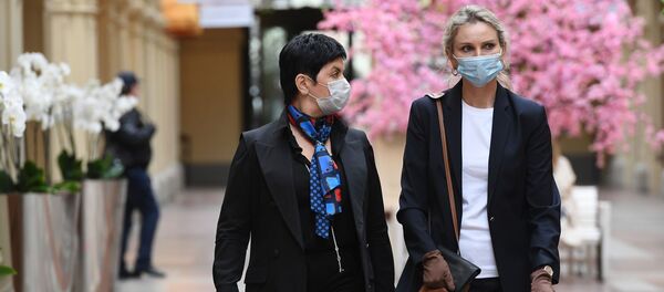 Посетители в защитных масках в ГУМе, Москва - Sputnik Грузия