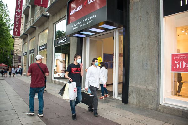 Хотя есть те, кто носит маски в теплую погоду - особенно, только выйдя из магазина с покупками  - Sputnik Грузия