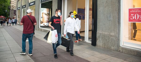 ადამიანები ქუჩაში პირბადით ადამიანები ქუჩაში პირბადით - Sputnik საქართველო