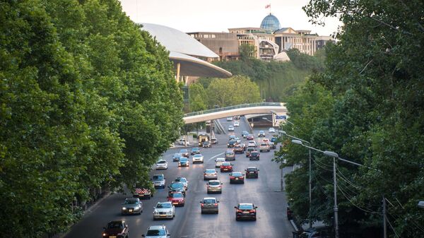 Вид на город Тбилиси и бывший президентский дворец - машины на набережной - Sputnik Грузия