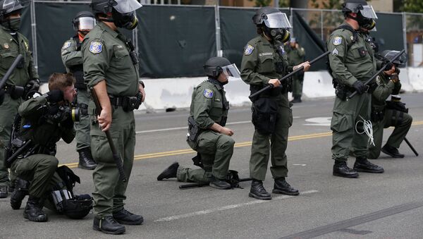 Протесты в Калифорнии в связи с гибелью афроамериканца по вине сотрудника полиции - Sputnik Грузия