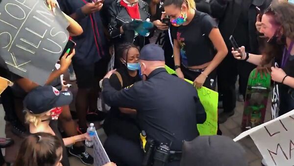Американский полицейский встал на колени перед протестующими в Калифорнии - Sputnik Грузия