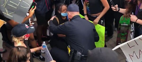 Американский полицейский встал на колени перед протестующими в Калифорнии - Sputnik Грузия