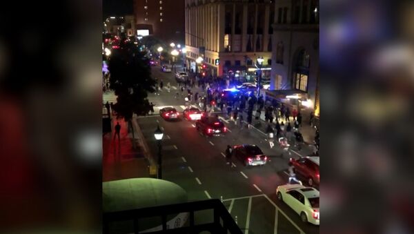 В Сан-Диего полицейский автомобиль въехал в толпу протестующих - видео - Sputnik Грузия