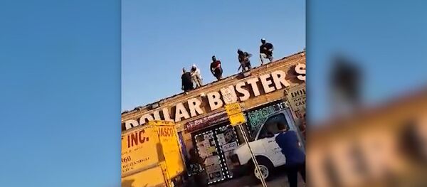 ამერიკელები იარაღით ხელში იცავენ საკუთარ ბიზნესს მოროდიორებისგან ამერიკელები იარაღით ხელში იცავენ საკუთარ ბიზნესს მოროდიორებისგან - Sputnik საქართველო