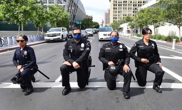 Полицейские опустились на одно колено в Нью-Йорке, Флориде, Вашингтоне и Калифорнии - Sputnik Грузия