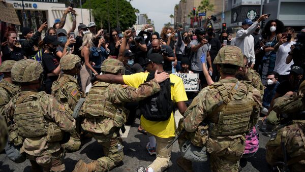  Протестующие и офицеры Национальной гвардии США стоят месте на коленях на демонстрации в связи со смертью Джорджа Флойда, Лос-Анджелес - Sputnik Грузия