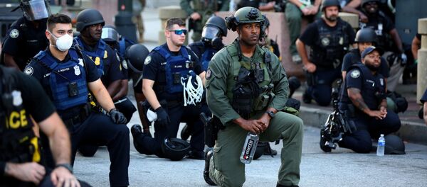 ერთ-ერთ ქალაქში ოფიცრები ცალ მუხლზე დადგნენ, მომიტინგეები კი დაღუპული აფროამერიკელების სახელებყვიროდნენ ერთ-ერთ ქალაქში ოფიცრები ცალ მუხლზე დადგნენ, მომიტინგეები კი დაღუპული აფროამერიკელების სახელებყვიროდნენ - Sputnik საქართველო