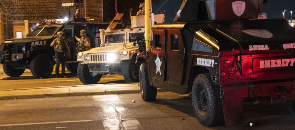 Бронетехника перегораживает дорогу в Миннеаполисе после ареста протестующих - Sputnik Грузия