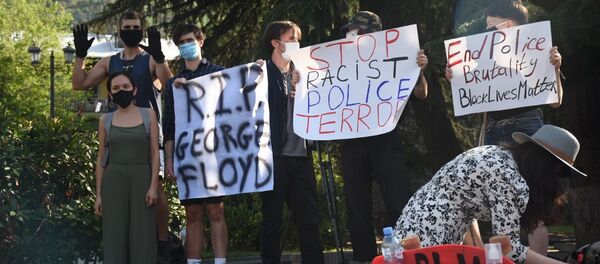 Акцию солидарности с протестующими американцами провели их соотечественники в Грузии - Sputnik Грузия