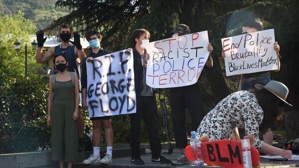 Акцию солидарности с протестующими американцами провели их соотечественники в Грузии - Sputnik Грузия