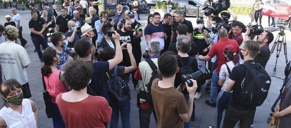 ამერიკული დავები: აშშ-ის მოქალაქეებს თბილისში პოლიცია ამშვიდებდა - Sputnik საქართველო