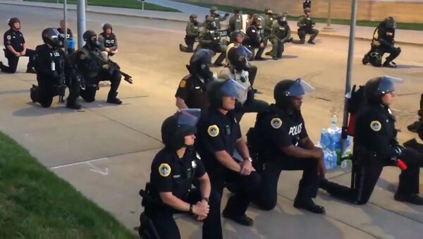 Как американские полицейские встали на колени перед протестующими - видео - Sputnik Грузия