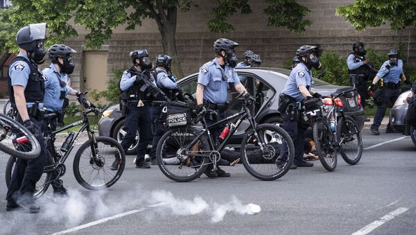 Сотрудники полиции в Миннеаполисе во время протестов - Sputnik Грузия