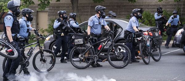 Сотрудники полиции в Миннеаполисе во время протестов Сотрудники полиции в Миннеаполисе во время протестов - Sputnik Грузия