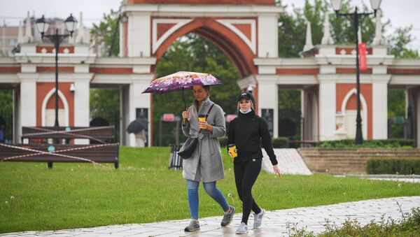 Жители Москвы гуляют в парке Царицыно - Sputnik Грузия