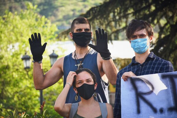 На акцию ее участники пришли в масках и перчатках - Sputnik Грузия