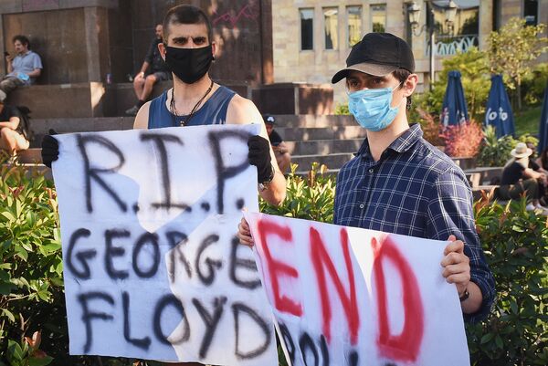 Как они заявляли журналистам, гибель Джорджа Флойда вызывает у них возмущение и протест - Sputnik Грузия