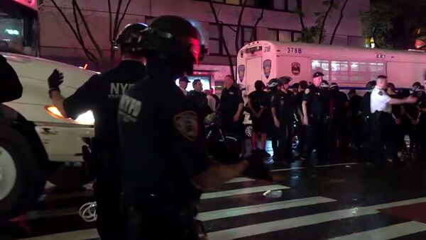 В Нью-Йорке полиция арестовала десятки человек во время акции протеста - видео - Sputnik Грузия
