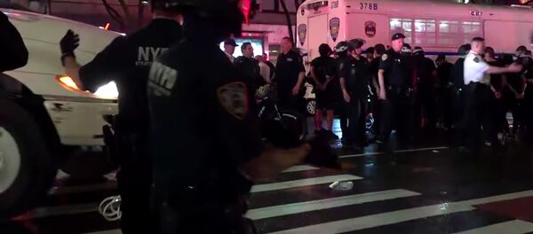 В Нью-Йорке полиция арестовала десятки человек во время акции протеста - видео - Sputnik Грузия