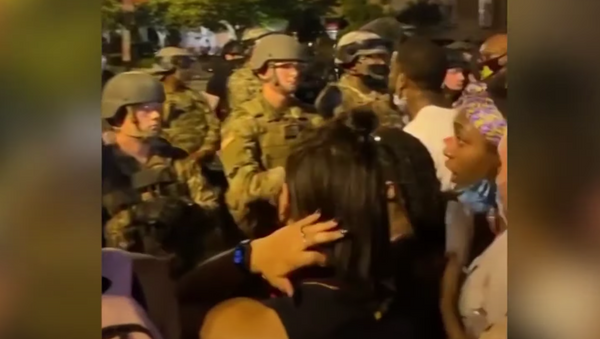 Как военные охраняют Белый дом в Вашингтоне во время протестов - видео - Sputnik Грузия