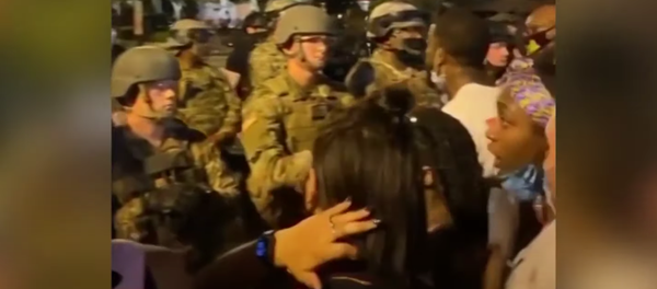 Как военные охраняют Белый дом в Вашингтоне во время протестов - видео - Sputnik Грузия