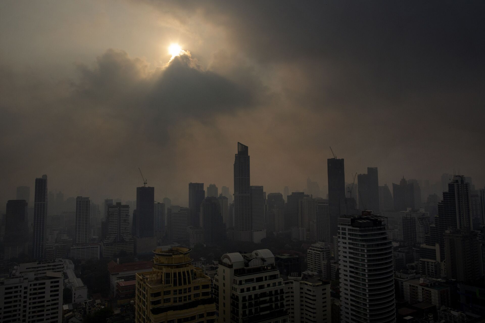 Солнце пробивается сквозь смог в Бангкоке, Таиланд - Sputnik Грузия, 1920, 16.08.2022