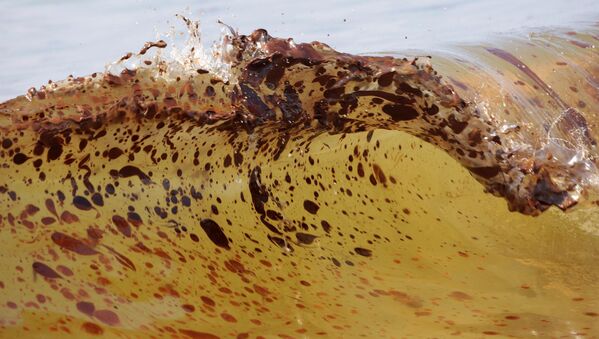 Вода после разлива нефти в Мексиканском заливе в апреле 2010 года. Этому предшествовал взрыв на нефтяной платформе

 - Sputnik Грузия