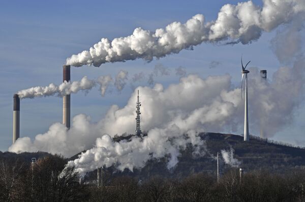 ბოლი ნახშირის ელექტროსადგურისა და ნავთობგადამამუშავებელი ქარხნის მილებიდან, გერმანია - Sputnik საქართველო