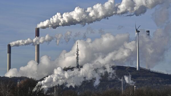 Угольная электростанция энергетической компании Uniper и нефтеперерабатывающий завод BP в Германии - Sputnik Грузия