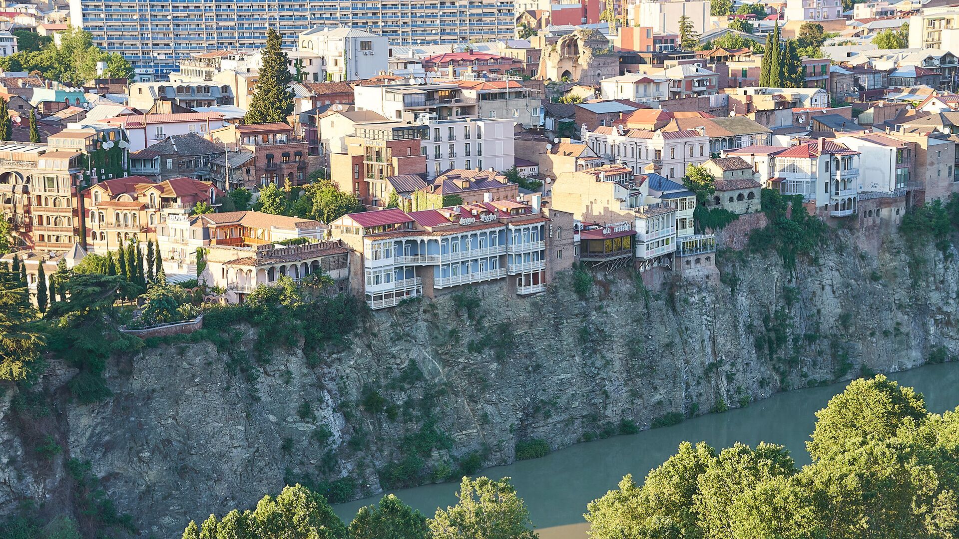 Вид на город Тбилиси. Лето наступило. Набережная реки Кура, старые дома в районе Авлабари - Sputnik Грузия, 1920, 29.06.2022