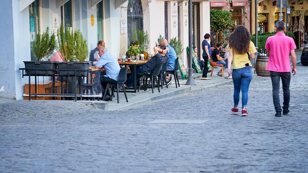 Посетители заполнили столики в уличных кафе, молодежь гуляет по улицам. Летний вечер в Тбилиси - Sputnik Грузия