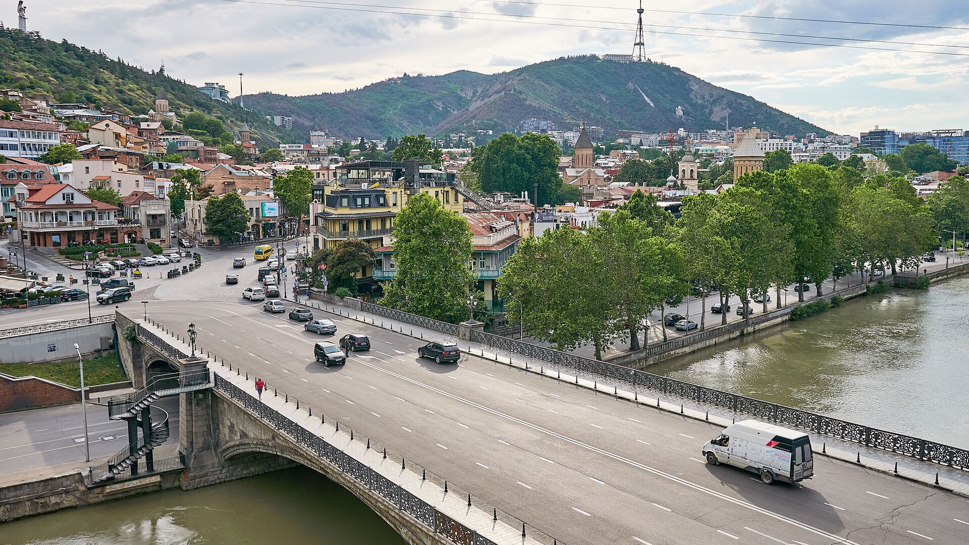 Вид на город Тбилиси летним вечером. Метехский мост, гора Мтацминда, набережная реки Кура и Мейдан - Sputnik Грузия, 1920, 06.07.2022