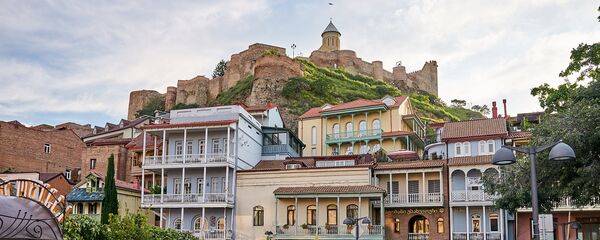 Район Абанотубани и вид на крепость Нарикала и старые дома в историческом центре Тбилиси - Sputnik Грузия