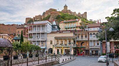 Район Абанотубани и вид на крепость Нарикала и старые дома в историческом центре Тбилиси