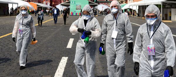 Технический персонал в защитной одежде на ежегодном российском книжном фестивале на Красной площади во время пандемии коронавируса - Sputnik Грузия