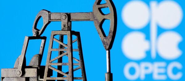 ნავთობსაქაჩი OPEC-ის ლოგოტიპის ფონზე  ნავთობსაქაჩი OPEC-ის ლოგოტიპის ფონზე  - Sputnik საქართველო