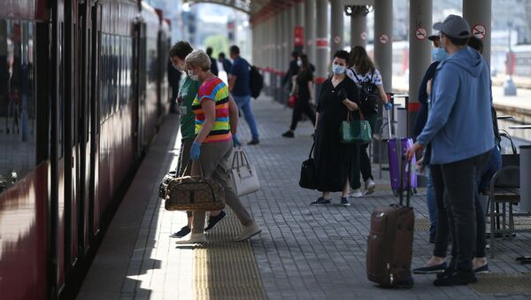 Пассажиры садятся в вагон поезда Аэроэкспресс на Павелецком вокзале в Москве - Sputnik Грузия