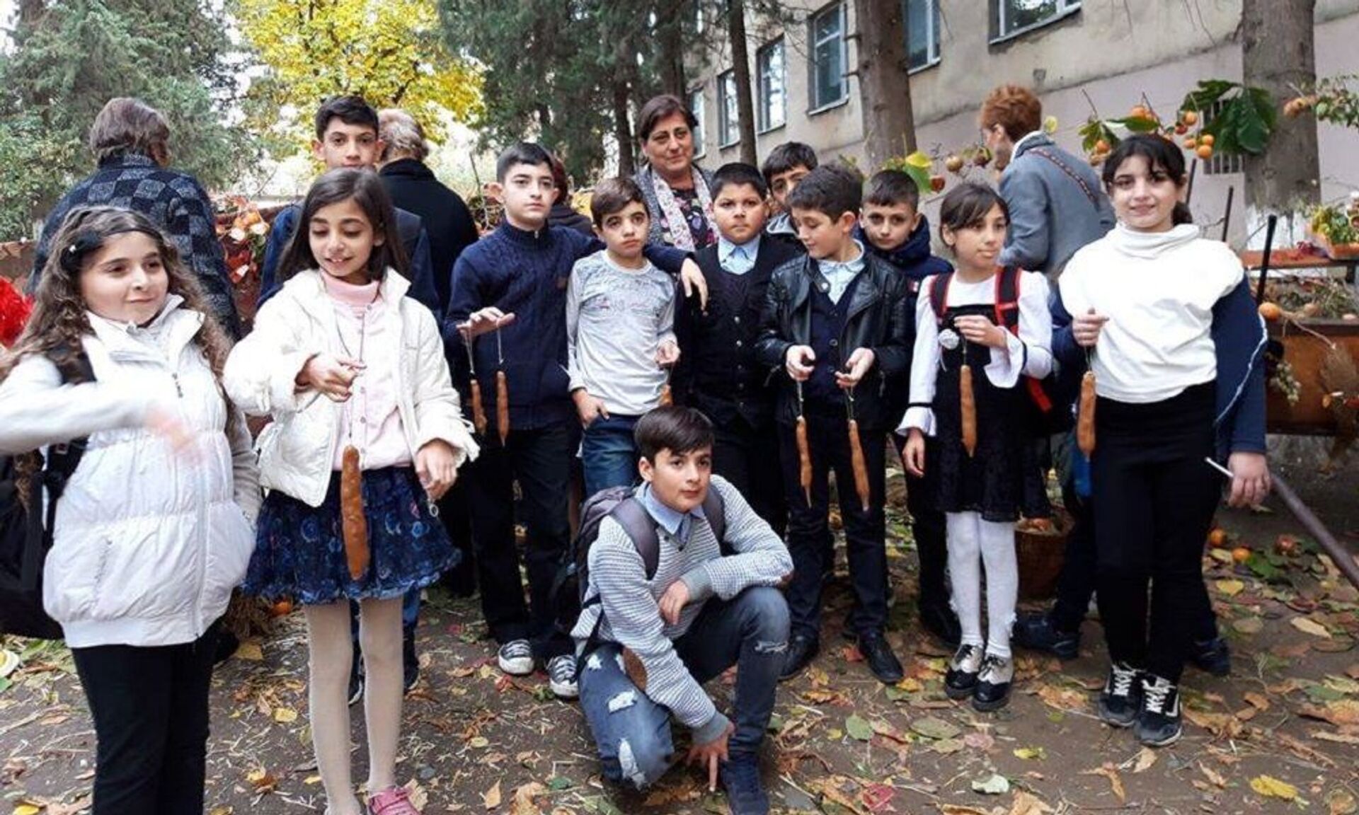 მოსწავლეებთან ერთად - Sputnik საქართველო, 1920, 23.09.2022