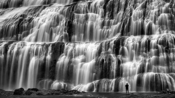 Фотографией-победительницей в номинации Вода стала работа бельгийского фотографа Франсуа Богаэрта Ливень: на ней изображен водопад в Исландии – струи воды, бегущие по скале к земле - Sputnik Грузия