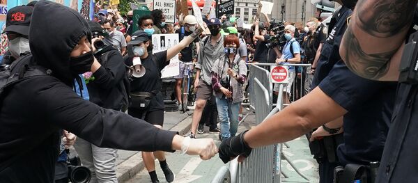 კარს მომდგარი ქაოსი: როგორ იყენებენ პროტესტს აშშ-ში ამერიკული პოლიტიკური ძალები კარს მომდგარი ქაოსი: როგორ იყენებენ პროტესტს აშშ-ში ამერიკული პოლიტიკური ძალები - Sputnik საქართველო