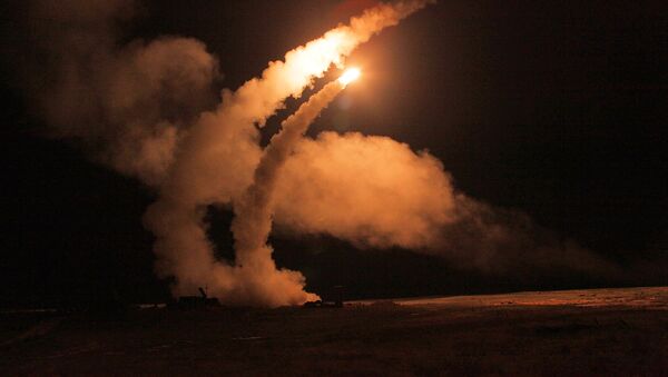 Ночной пуск ракет зенитными ракетными системами С-400 Триумф, архивное фото - Sputnik Грузия