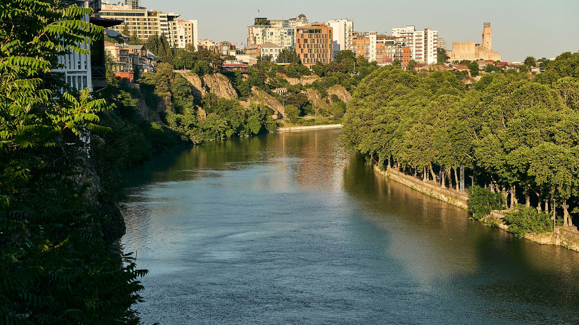 Район Исани и набережная реки Кура. Вид на город Тбилиси в солнечный день - Sputnik Грузия, 1920, 08.05.2023