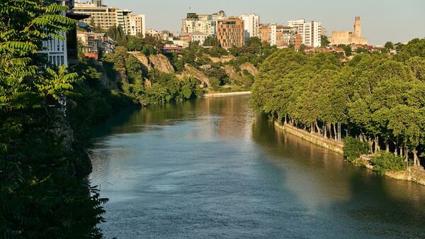 Район Исани и набережная реки Кура. Вид на город Тбилиси в солнечный день - Sputnik Грузия