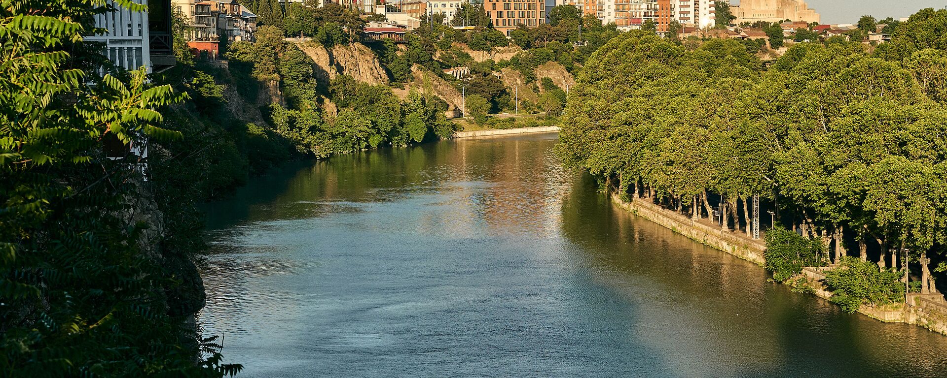 Район Исани и набережная реки Кура. Вид на город Тбилиси в солнечный день - Sputnik Грузия, 1920, 04.07.2021