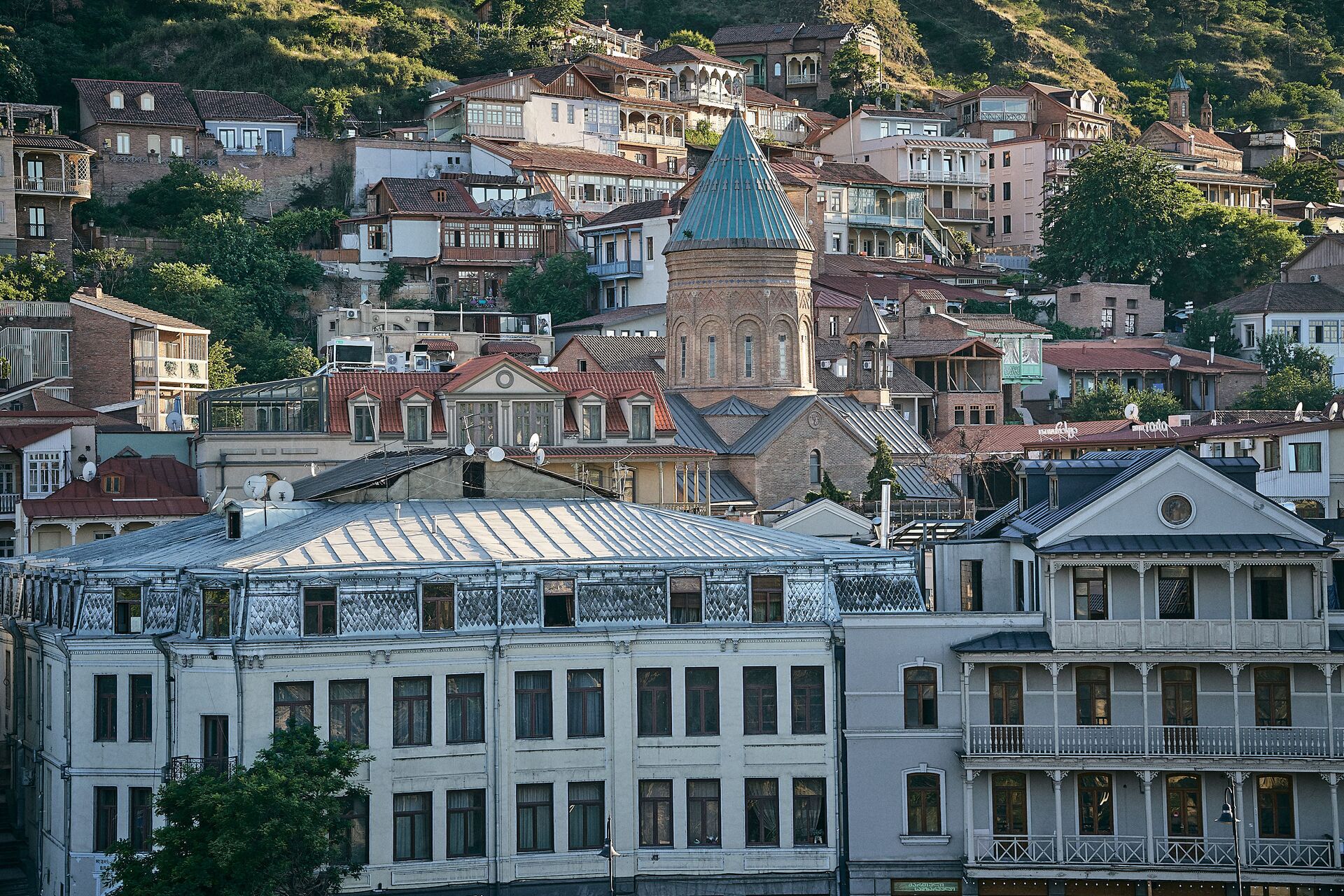 Калаубани и армянская церковь Сурб Геворг. Вид на город Тбилиси в солнечный день - Sputnik Грузия, 1920, 26.07.2022